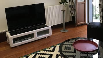 Una televisión, un reproductor de DVD, una mesa de tenis de mesa