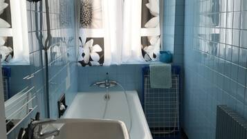Baignoire, sèche-cheveux, papier toilette