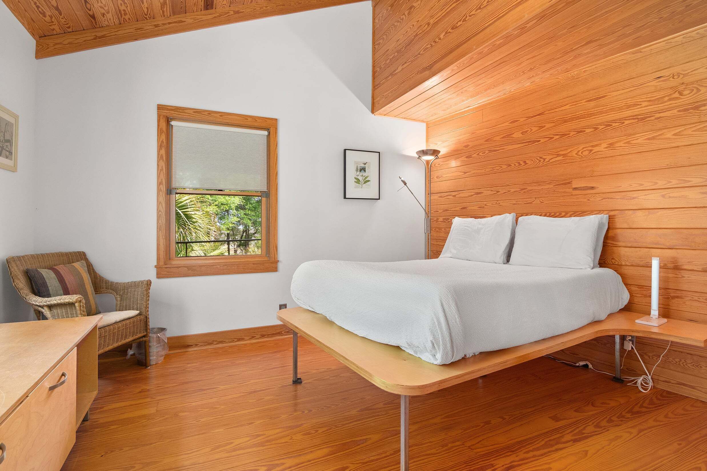 5 bedrooms, iron/ironing board, free WiFi, bed sheets