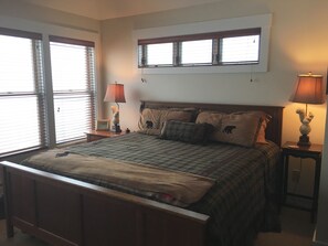 4 slaapkamers, een strijkplank/strijkijzer, gratis wifi, beddengoed