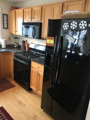 GREAT WHITE VIEW-SKI ON/SKI OFF-3 Trails HOT TUB & SAUNA- MONTHLY RENTALS