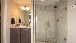 Ensemble douche/baignoire, sèche-cheveux, serviettes fournies, savon