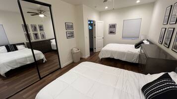 3 slaapkamers, een strijkplank/strijkijzer, reisbedje, gratis wifi