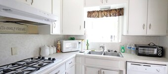 Cottage near Sea World, Old Town, & Beaches