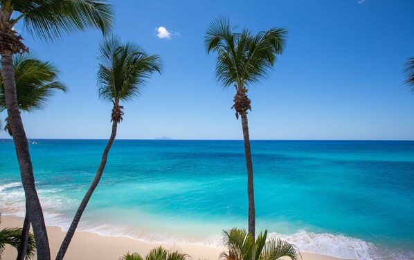 Sur la plage, chaise longue, serviettes de plage