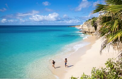 Impressive 3 bedrooms condo on Mullet Bay Beach