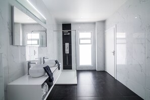 Dusche, Haartrockner, Handtücher, Seife