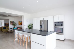 Réfrigérateur, four à micro-ondes, un four, surface de cuisson