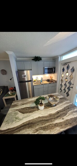 Refrigerador, microondas, placa de cocina, cafetera/tetera