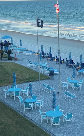Outdoor dining - GREAT LOCATION- 1 BR/2 Bath Direct Oceanfront Condo-<br>Free Wi-Fi new up date (Daytona Beach)