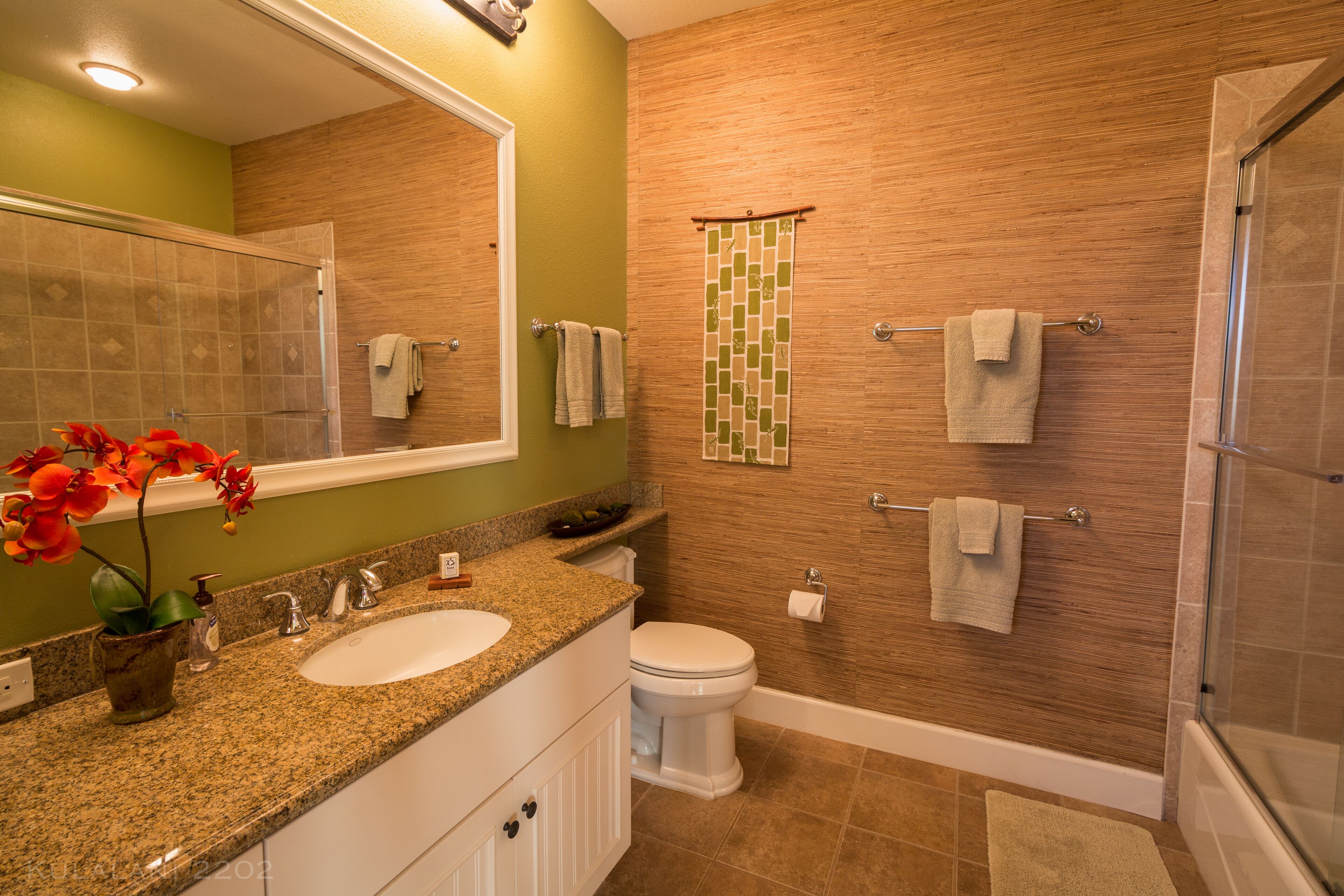 Combined shower/tub, jetted tub, hair dryer, towels