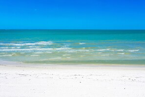 In Strandnähe, Liegestühle, Strandtücher