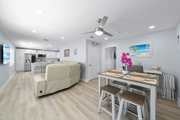 Interior - Zénith Retreat steps from the sugary sand (Fort Myers Beach)