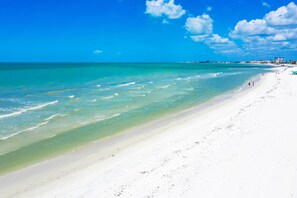 Beach nearby, sun loungers, beach towels - Zénith Retreat steps from the sugary sand (Fort Myers Beach)