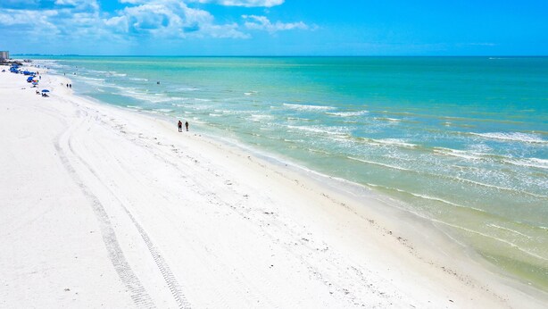 A beach with clear turquoise water and white sand. - Zénith Retreat steps from the sugary sand (Fort Myers Beach)