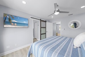 2 bedrooms, desk, iron/ironing board, free WiFi - Zénith Retreat steps from the sugary sand (Fort Myers Beach)