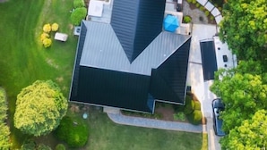 Vista aérea de una zona residencial con piscina, casas y un muelle.