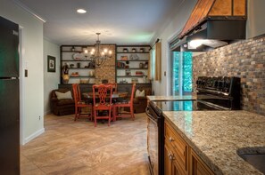 Kühlschrank, Mikrowelle, Herdplatte, Geschirrspüler