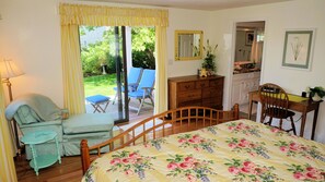 4 chambres, bureau, fer et planche à repasser, lit de bébé portatif