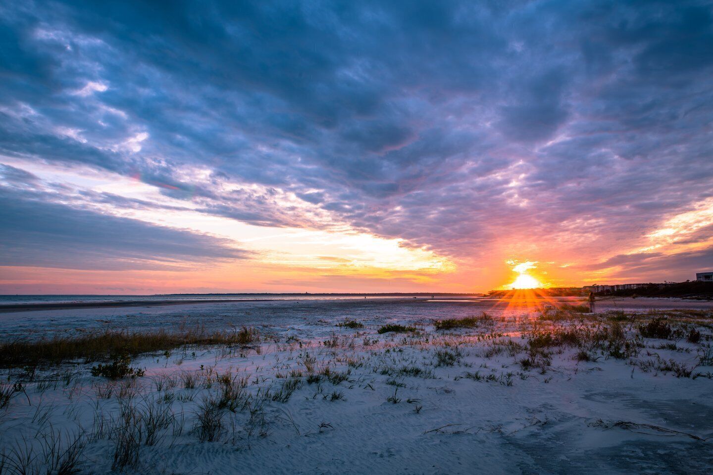بالقرب من الشاطئ، كراسي للتشمس، مناشف للشاطئ