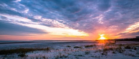 靠近海滩、沙滩椅、沙滩毛巾