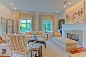 Smart TV, DVD player, ping pong, stereo