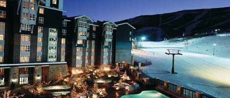 من حمّامات السباحة المغطاة، حمّام سباحة خارجي