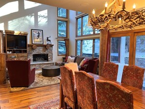 Smart-tv, een open haard, een dvd-speler en een stereo