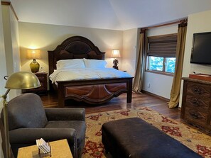 4 室のベッドルーム、デスク、アイロン / アイロン台、旅行用ベビーベッド