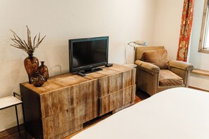 4 bedrooms, desk, iron/ironing board, travel crib