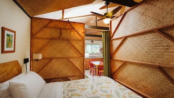1 habitación, tabla de planchar con plancha y cuna de viaje