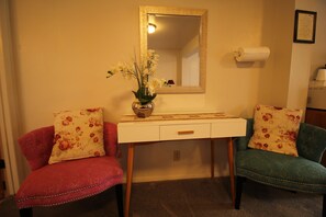Interior detail - Mariner's Cove Inn (Westport)