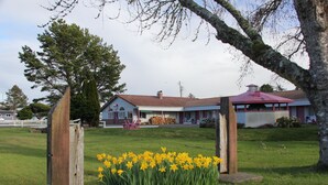 Un bâtiment avec un toit rouge et une véranda.