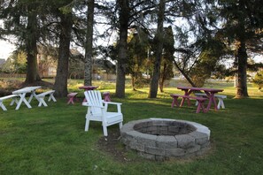 BBQ/picnic area - Mariner's Cove Inn (Westport)