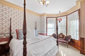 7 bedrooms, iron/ironing board, travel crib, free WiFi - Gorgeous Historic Victorian - Walk to Downtown Truckee! Central to ski resorts! (Truckee)