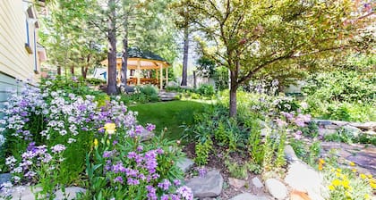 Gorgeous Historic Victorian - Walk to Downtown Truckee! Central to ski resorts!
