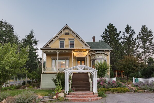 Exterior - Gorgeous Historic Victorian - Walk to Downtown Truckee! Central to ski resorts! (Truckee)