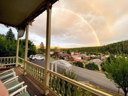 Gorgeous Historic Victorian - Walk to Downtown Truckee! Central to ski resorts!