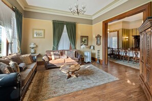 Smart TV, fireplace, DVD player, books - Gorgeous Historic Victorian - Walk to Downtown Truckee! Central to ski resorts! (Truckee)