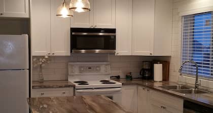 New Construction Coach House, 10 Minute Walk to Downtown and Ferry Spotless
