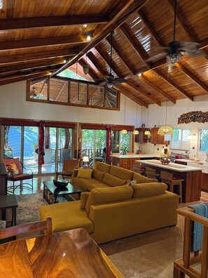 Fernseher, DVD-Player, Bücher, Videothek