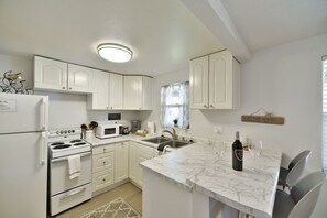 Een koelkast, een microgolfoven, een oven, een kookplaat