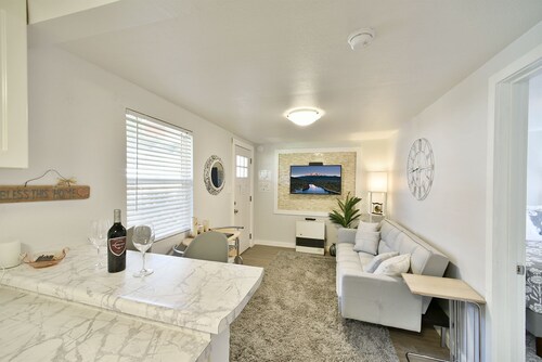 Shasta Bella - Darling downtown 1-br cottage.