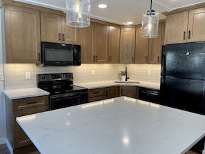 Køleskab, mikrobølgeovn, ovn, kogeplade