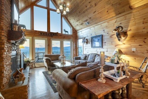 Diese schöne 5 BR, 4 BA Kabine ist absolut unglaublich. Eine atemberaubende Aussicht auf die Berge unterstreicht dieses Sch��ne 