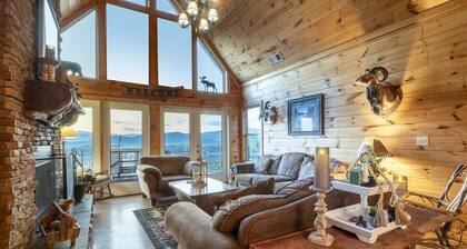 Diese schöne 5 BR, 4 BA Kabine ist absolut unglaublich. Eine atemberaubende Aussicht auf die Berge unterstreicht dieses Sch��ne