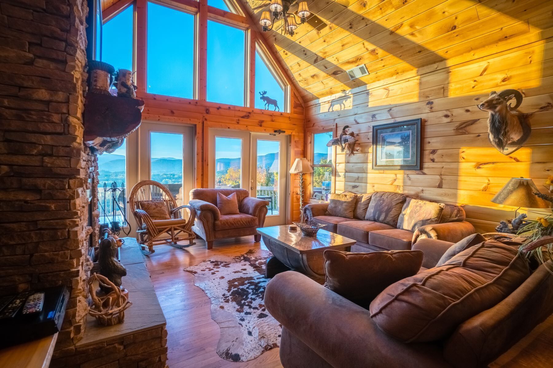 智能電視、壁爐、書籍、 辦公室