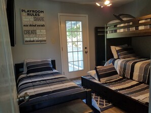 4 Schlafzimmer, Zimmersafe, Schreibtisch, Bügeleisen/Bügelbrett
