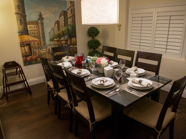 Dining - Walk to Disneyland - House with pool. (Anaheim)