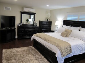 3 bedrooms, iron/ironing board, travel crib, WiFi - Walk to Disneyland - House with pool. (Anaheim)